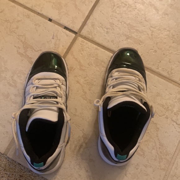 Jordan 11’s low top size 5.5y - Picture 9 of 12
